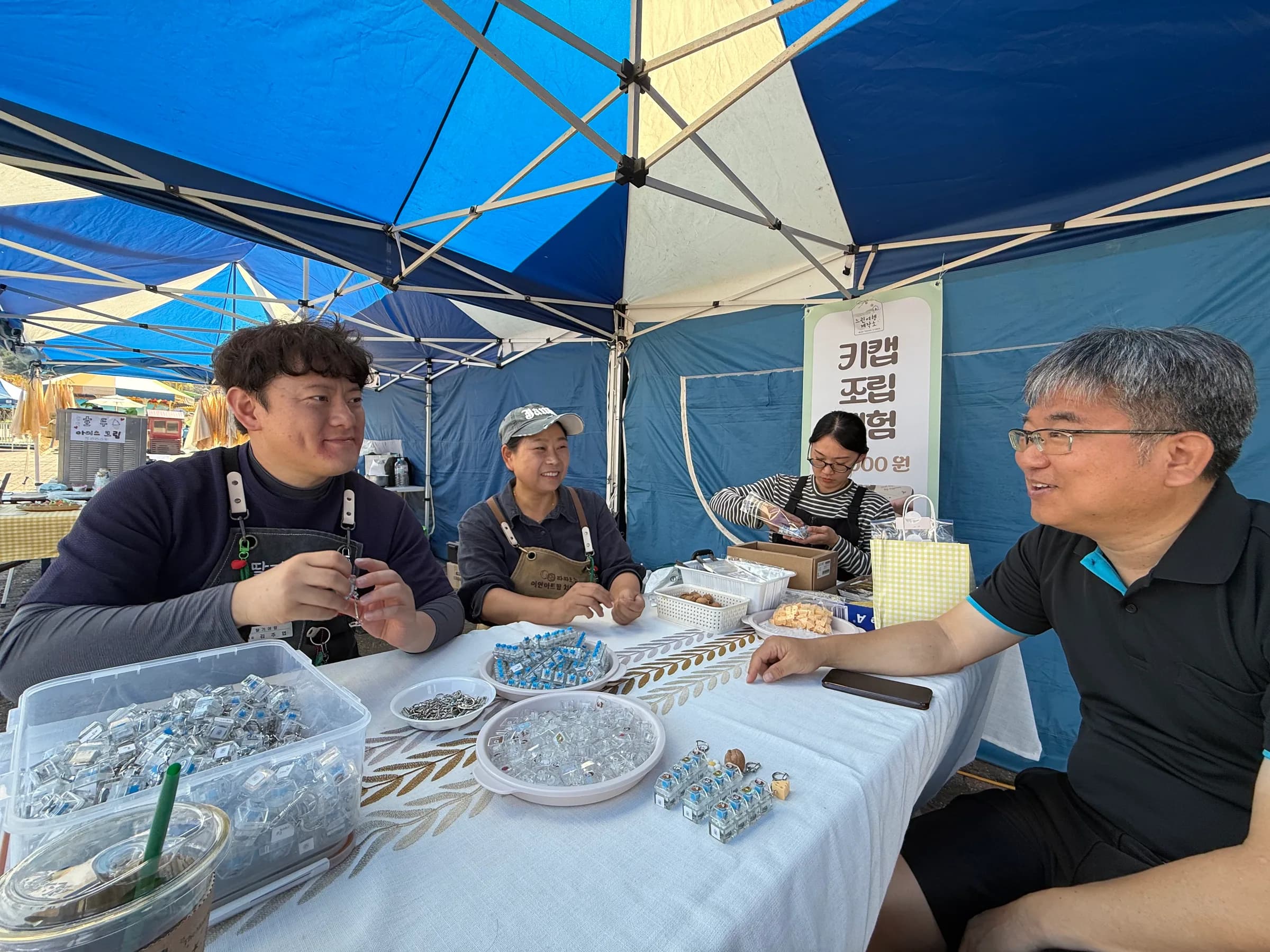 체험 테이블에서 이야기를 나누는 느린여행제작소 사람들